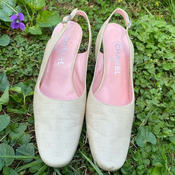 Chanel shoes with small heel - Picture 2 of 16